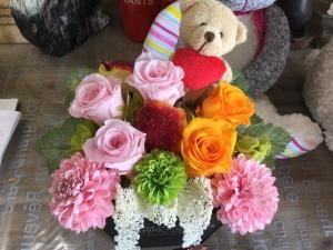 プリザ✿と、　　花束を抱えたさんぬいぐるみのメリーさん「花の店ハナヤ」（兵庫県宍粟市の花屋）のギャラリー写真